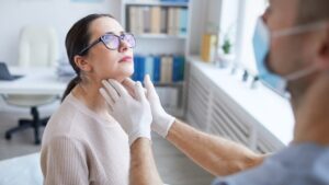 Kattava ääni-injuryyn liittyvä toipumisohjelma: turvallinen ja kestävä viitekehys äänen kuntoutukseen